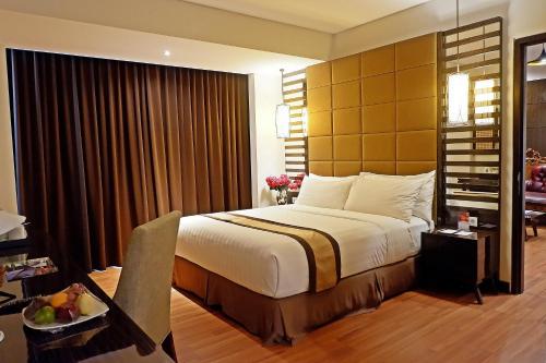 Llit o llits en una habitació de The Atrium Hotel & Resort Yogyakarta