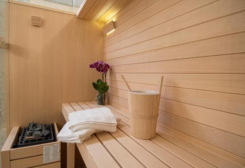 uma sauna com um vaso de flores sobre uma mesa em CA' XXII MARZO BOUTIQUE em Veneza