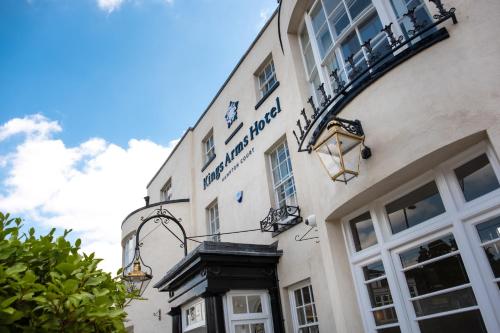 un edificio con un cartel en el costado en The Kings Arms, en Kingston upon Thames