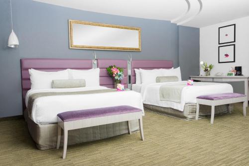 Cama ou camas em um quarto em Crowne Plaza Toluca - Lancaster, an IHG Hotel