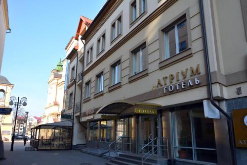 ein Gebäude an der Straßenseite in der Unterkunft Atrium Hotel in Iwano-Frankiwsk