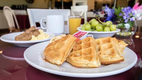 een wit bord met wafels en wafels bij Hotel Grand Victorian in Branson