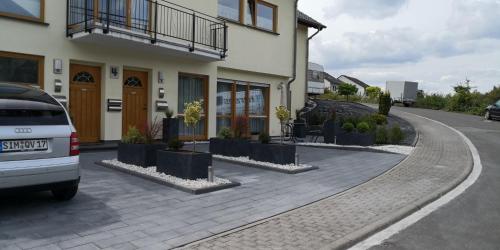 um carro estacionado em frente a uma casa em Fewo Rheinwein 1 "ausgezeichnet zum wandern und radfahren" mit Wallbox em Boppard