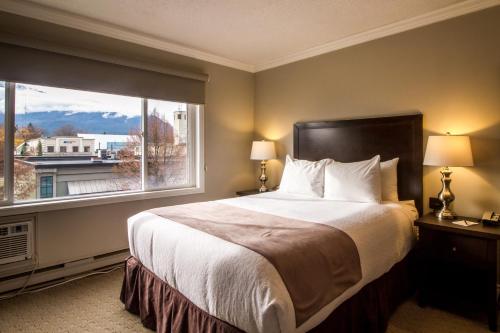 Cama ou camas em um quarto em Regent Hotel Revelstoke