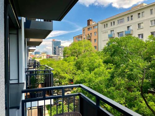 balcone con vista sugli alberi e sugli edifici di BeerHouse - Stein a Bratislava