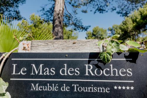 un signo que dice le mass des roches en Le Mas des Roches à Velaux, en Velaux