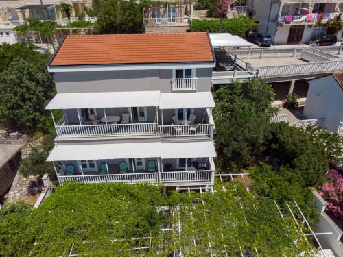 een luchtzicht op een huis met een oranje dak bij Apartments Lukrecia in Neum