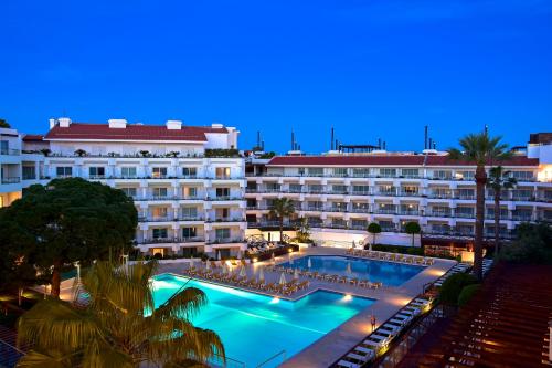 un hotel con una grande piscina di notte di Aqualuz Lagos by The Editory a Lagos