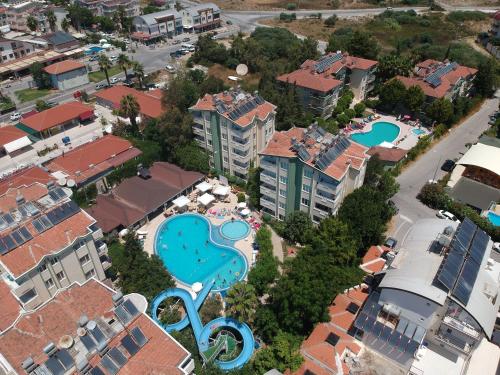 - une vue aérienne sur un complexe avec une piscine dans l'établissement Melissa Garden Apart Hotel, à Sidé