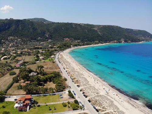 una vista aérea de la playa y del océano en Villa Ioli, en Lefkada