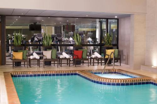 eine Hotellobby mit einem Pool in der Mitte in der Unterkunft Warwick Seattle in Seattle