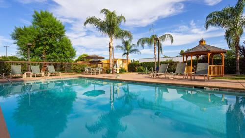 Der Swimmingpool an oder in der Nähe von Best Western Plus Fresno Airport Hotel