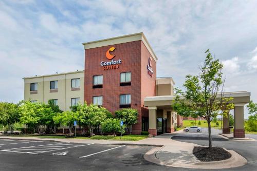 un edificio con un cartel de suites cambria en él en Comfort Suites Speedway - Kansas City, en Kansas City