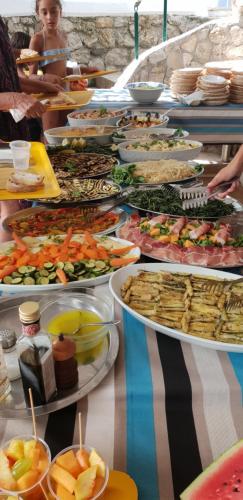 ein Buffet mit vielen verschiedenen Speisen in der Unterkunft Villa Argentina in San Felice Circeo