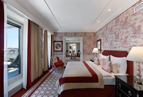 Giường trong phòng chung tại Hotel Sacher Wien