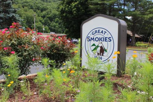 un panneau pour un snoozes vert dans un jardin dans l'établissement Great Smokies Inn - Cherokee, à Cherokee