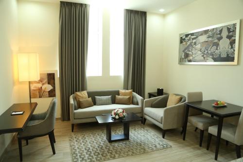 A seating area at Uptown Hotel Apartment Fujairah By Gewan