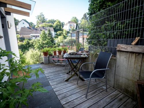 een patio met een tafel en stoelen op een balkon bij Antel 42 in Andernach