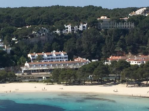 Blick auf das Resort vom Strand aus in der Unterkunft Galdana Gardens in Cala Galdana