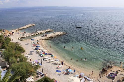 Plaża z grupą ludzi w wodzie w obiekcie Hotel Beach Split w Podstranie