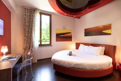 Un pat sau paturi într-o cameră la B&B Hotel Malpensa Lago Maggiore