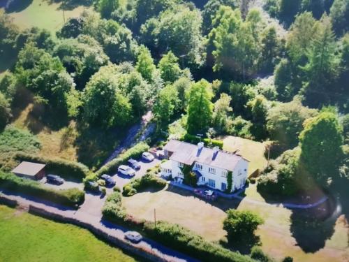 een luchtzicht op een huis in het bos bij High Grassings Country House in Ambleside