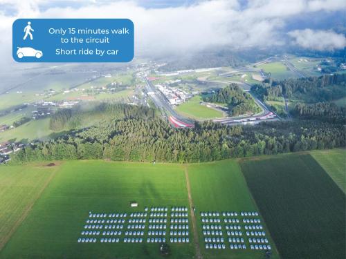 une vue aérienne d'un bâtiment dans un champ dans l'établissement GPtents- Spielberg, à Spielberg