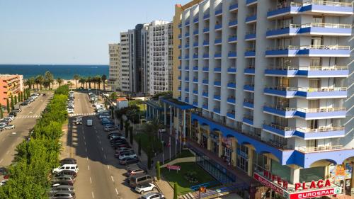 eine Luftansicht auf eine Stadtstraße mit einem hohen Gebäude in der Unterkunft Xon's Platja HA in Empuriabrava