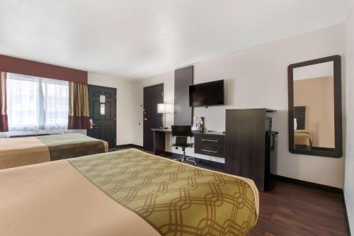 Postelja oz. postelje v sobi nastanitve SureStay Hotel by Best Western Phoenix Airport