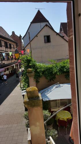 Blick auf eine Straße mit einem Gebäude und einem Boot in der Unterkunft Chambres touristiques La Cour Des Hôtes in Obernai