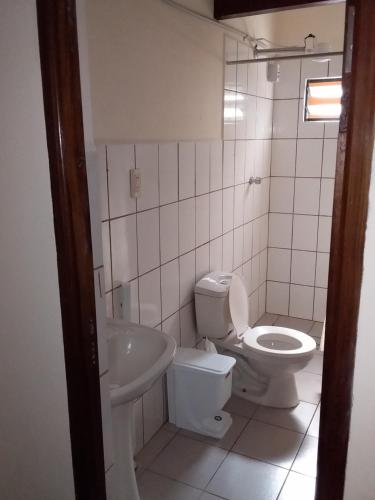 uma casa de banho com um WC e um lavatório em Mainumbí House em Santa Cruz de la Sierra