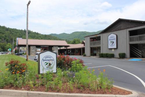 un panneau au milieu d'une rue dans une ville dans l'établissement Great Smokies Inn - Cherokee, à Cherokee