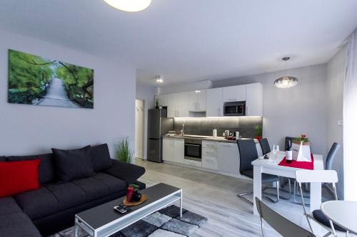 Una cocina o kitchenette en Grey Suites Pécs