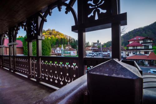 uma vista para uma cidade a partir de um gazebo em Hanul Bran em Bran