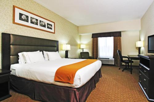 Lova arba lovos apgyvendinimo įstaigoje Holiday Inn Express Hotel & Suites Ottawa Airport, an IHG Hotel