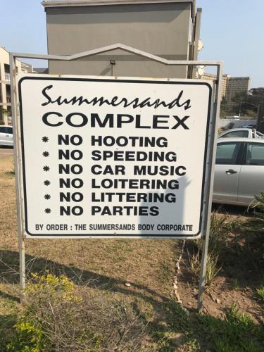 znak przed parkingiem w obiekcie Durban Beach Getaway - Summersands, Inverter for load shedding, free wifi & free Parking w mieście Durban