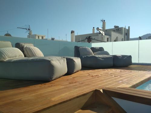 En sittgrupp på Majestique of Naxos luxury suites