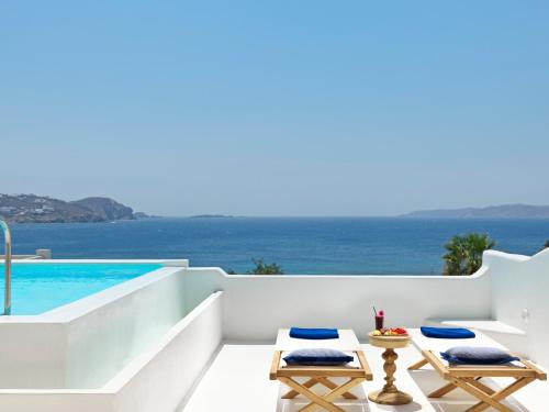 圣爱奥尼斯米科诺斯Katikies Mykonos - The Leading Hotels of the World的白色别墅,设有游泳池和大海