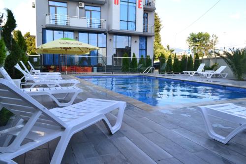 A piscina localizada em Hotel Skyline Batumi ou nos arredores