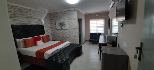 Tempat tidur dalam kamar di The New Mall Guesthouse