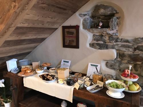 ArnadにあるAu coeur du village Chambres d'hôtes & SPAの食べ物の盛り付けテーブル