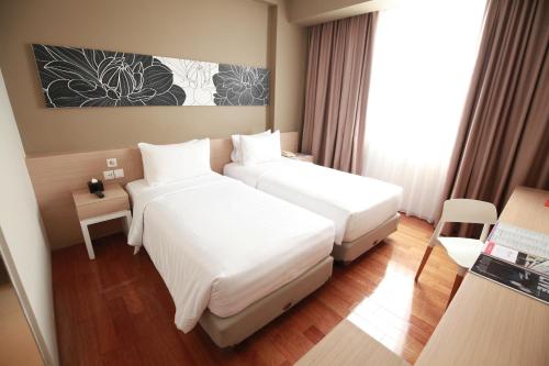 Habitación de hotel con 2 camas y ventana en Swiss-Belinn Airport Jakarta, en Tangerang