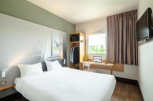 Televizorius ir (arba) pramogų centras apgyvendinimo įstaigoje B&B HOTEL Creil Chantilly