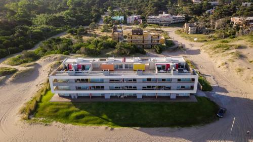 una vista aerea di un grande edificio sulla spiaggia di Meca Playa a Villa Gesell