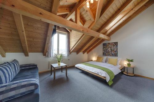 - une chambre avec un lit et un canapé dans l'établissement Hotel Blume Interlaken, à Interlaken