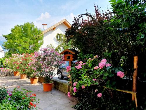 um jardim com flores e uma casa de pássaros em Landgasthof "Wilder Mann" em Innsbruck