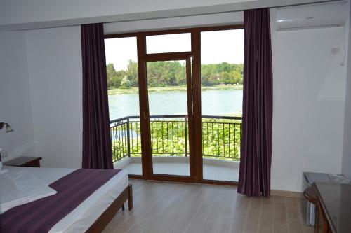 - une chambre avec un balcon offrant une vue sur l'eau dans l'établissement Hotel Insula, à Legian