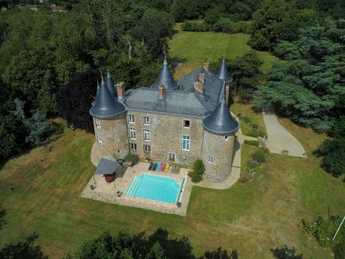 La pileta dentro o cerca de Château De La Frogerie