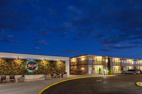 un edificio con un cartel de coca cola en el costado en SCP Colorado Springs Hotel, en Colorado Springs