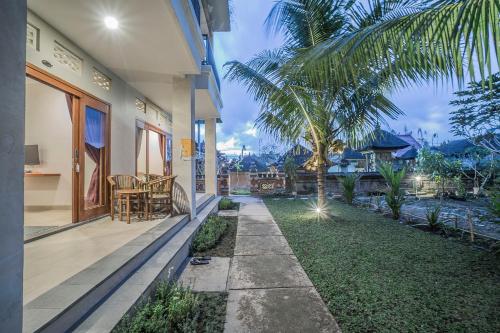 un portico di una casa con una palma di Jero Griya Ubud ad Ubud